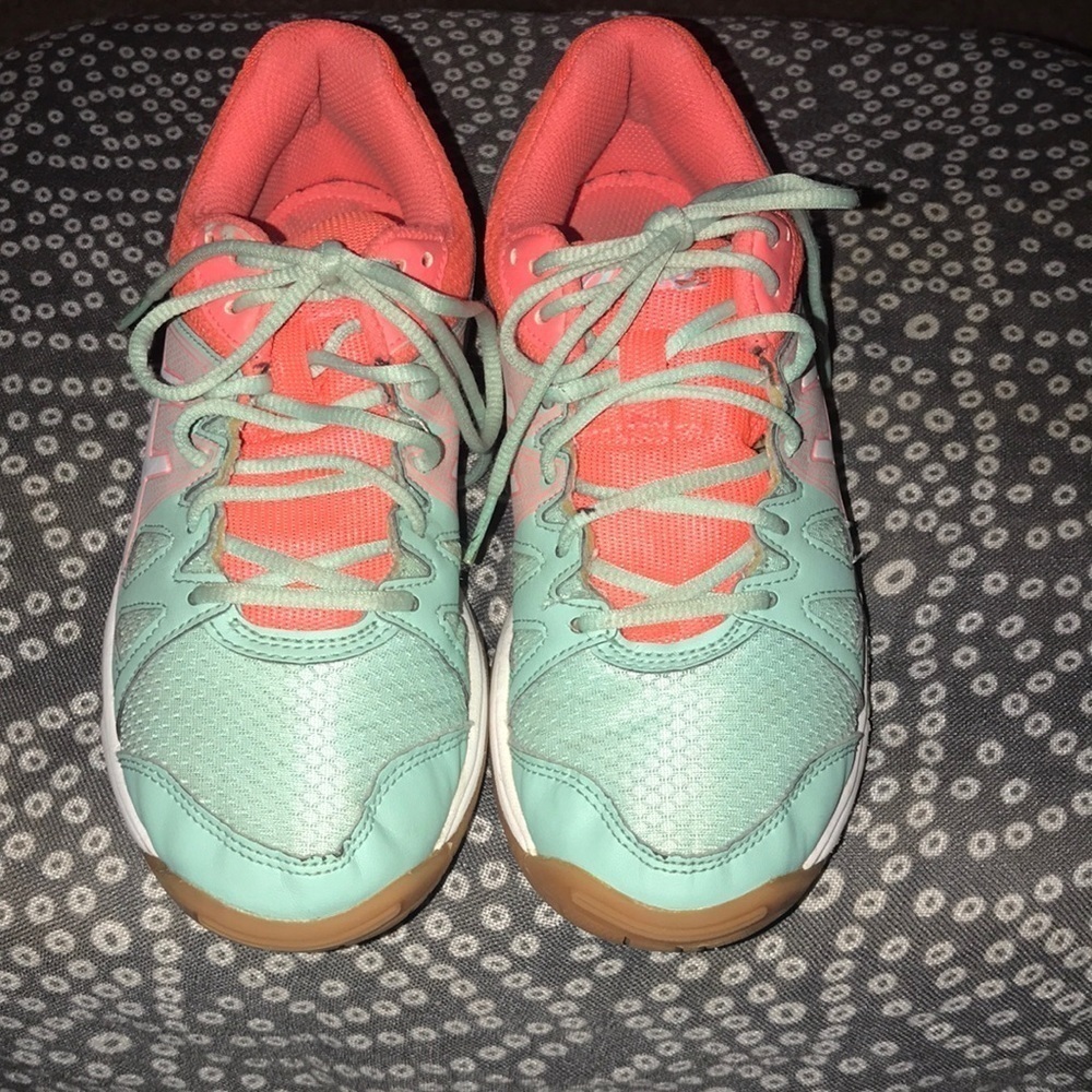 𝅺ASICS Gel Upcourt Volleyball Shoe size 6